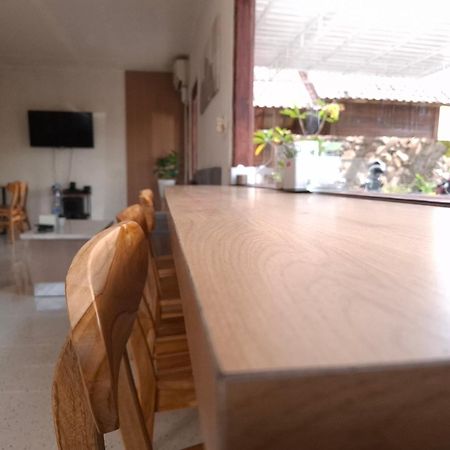 Mayeka Transit Hostel Bandara Internasional Lombok Praya Buitenkant foto