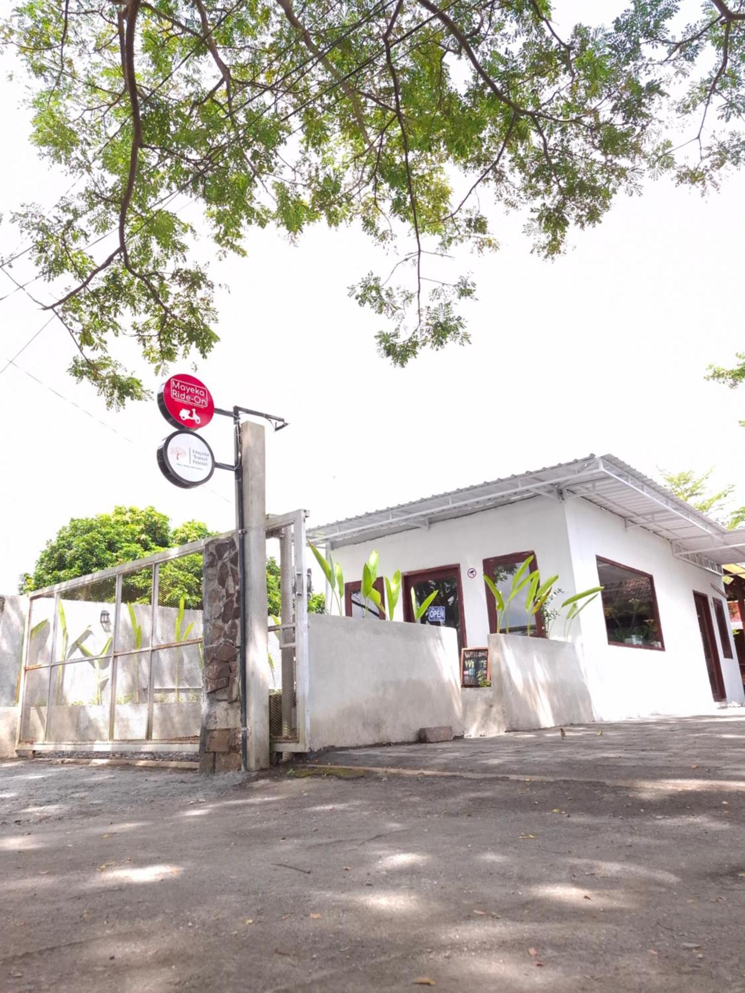 Mayeka Transit Hostel Bandara Internasional Lombok Praya Buitenkant foto