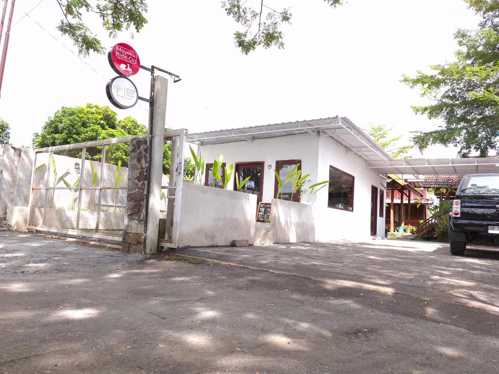 Mayeka Transit Hostel Bandara Internasional Lombok Praya Buitenkant foto