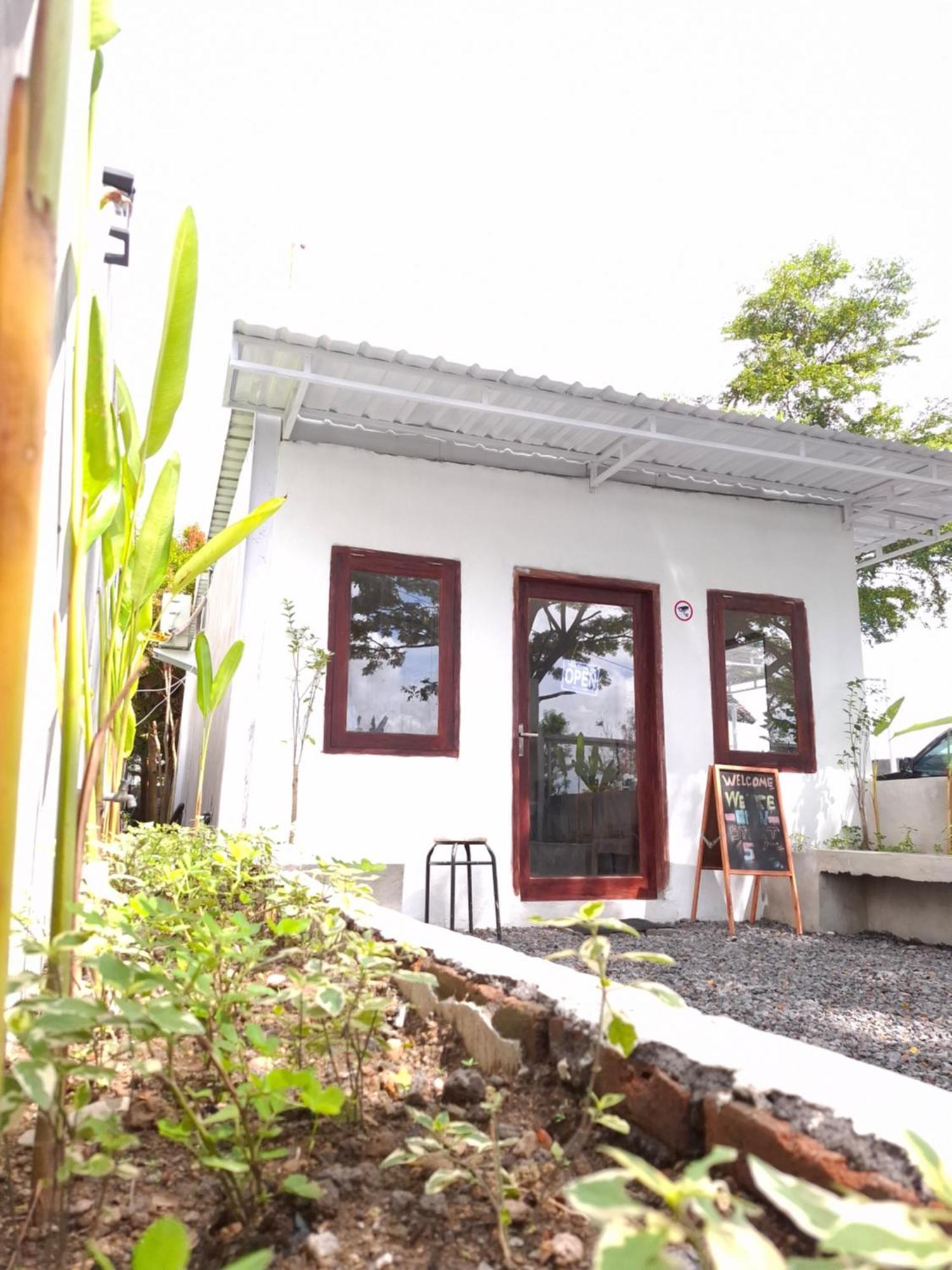 Mayeka Transit Hostel Bandara Internasional Lombok Praya Buitenkant foto