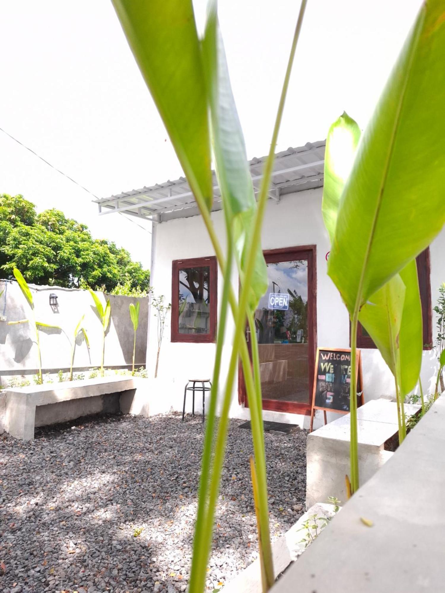 Mayeka Transit Hostel Bandara Internasional Lombok Praya Buitenkant foto